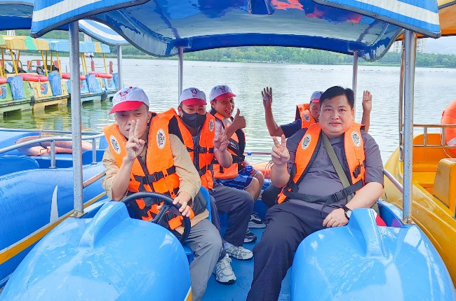 1698827958205462.jpg 翔宇小伙伴們?cè)陲w天湖公園游船.jpg